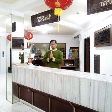 Hotel Merdeka Madiun Buitenkant foto