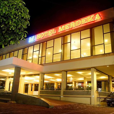 Hotel Merdeka Madiun Buitenkant foto