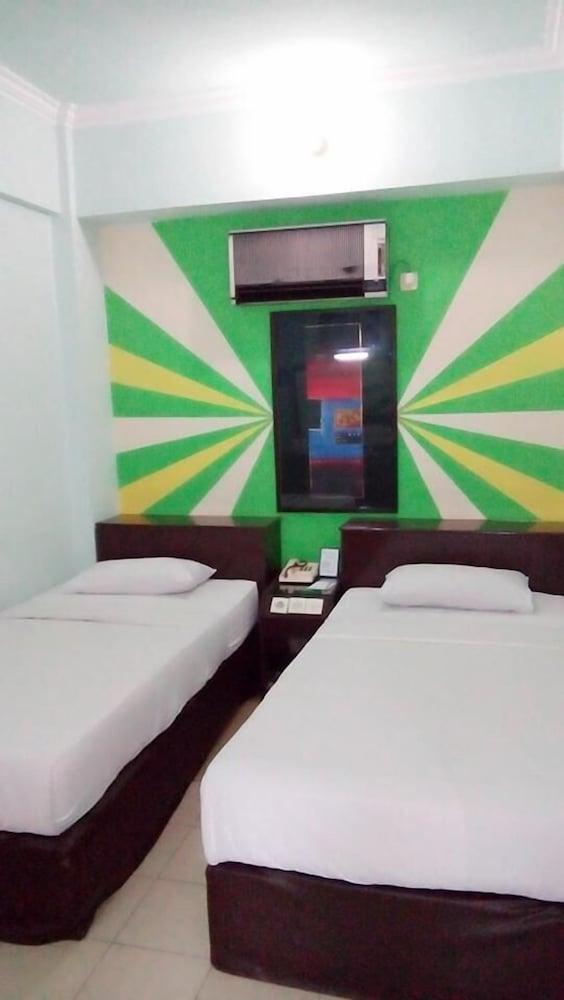 Hotel Merdeka Madiun Buitenkant foto