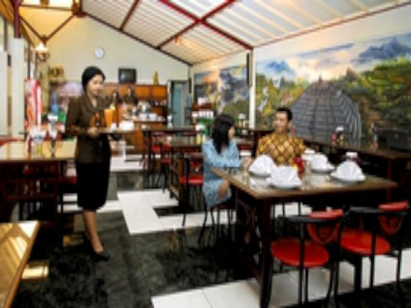 Hotel Merdeka Madiun Buitenkant foto
