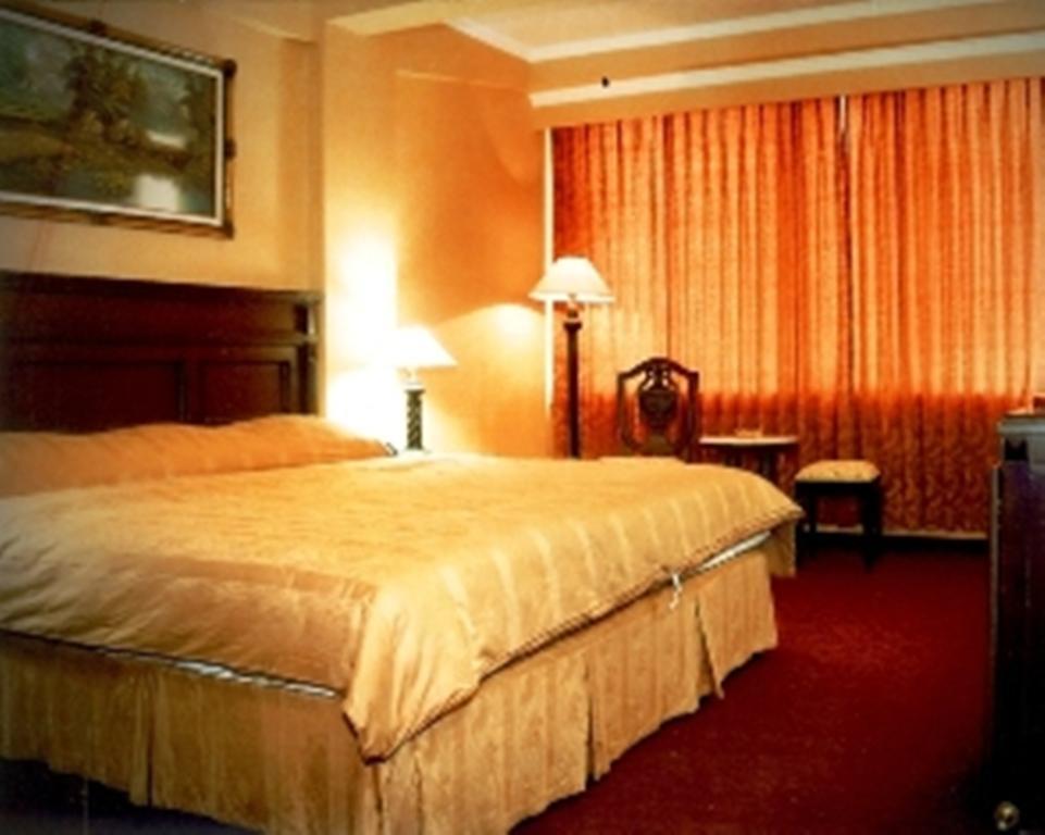 Hotel Merdeka Madiun Buitenkant foto