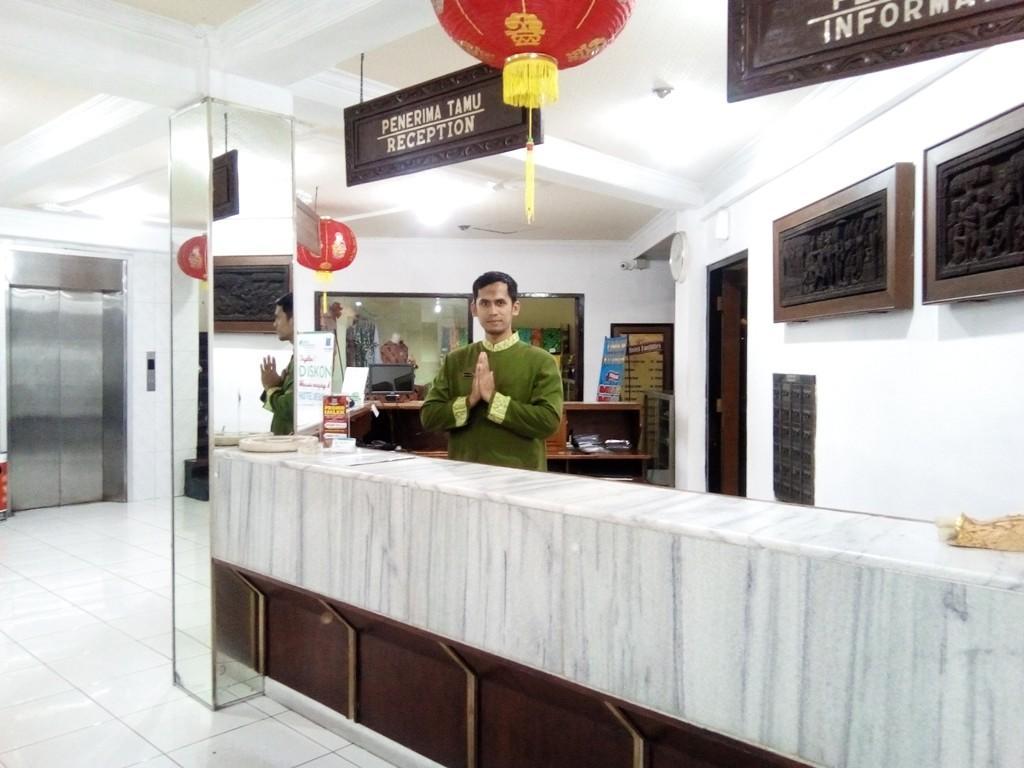 Hotel Merdeka Madiun Buitenkant foto