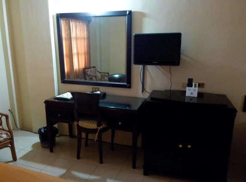 Hotel Merdeka Madiun Buitenkant foto