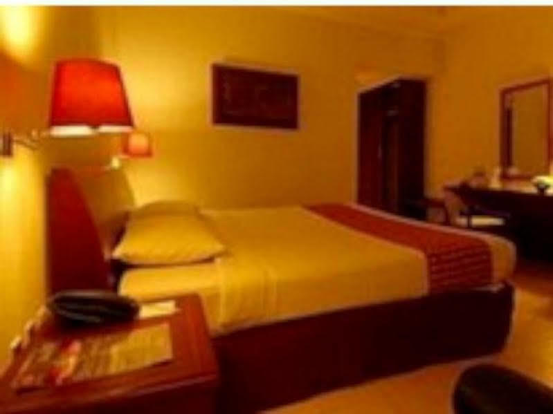 Hotel Merdeka Madiun Buitenkant foto