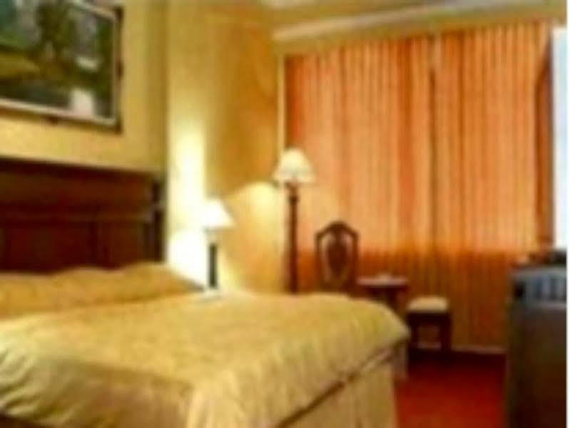 Hotel Merdeka Madiun Buitenkant foto
