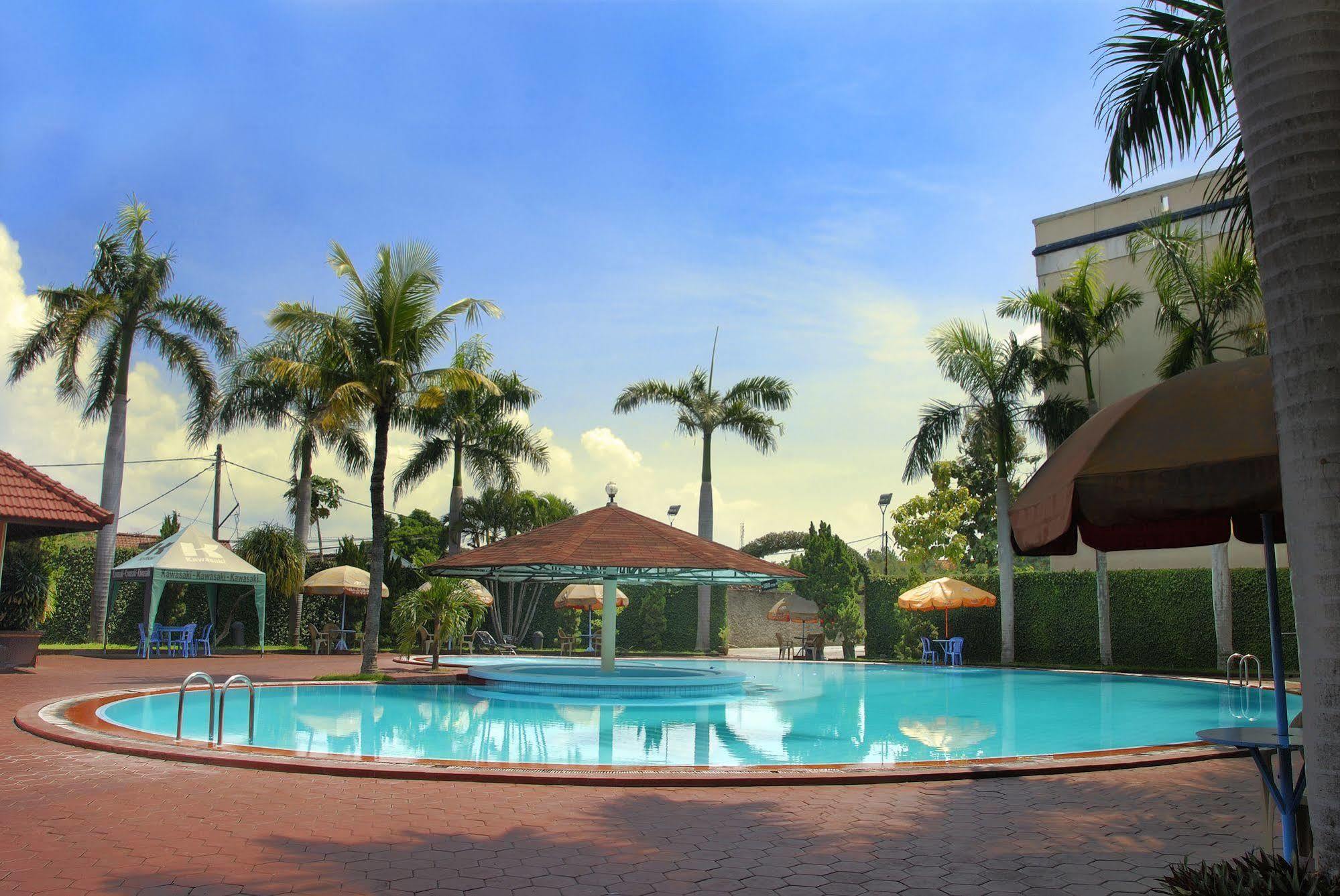 Hotel Merdeka Madiun Buitenkant foto